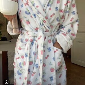 Djerf Ave Berries Robe